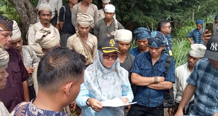 Kejari Lebak Ria Ramadhayati membacakan nota kesepahaman batas wilayah antara Adat Baduy dan Cibarani. /Chanel Banten/Galuh Malpiana
